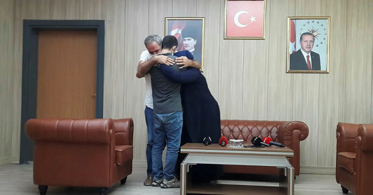 Mardin'den güzel kare! Güvenlik güçlerinin ikna çalışması sonucu 1 aile daha evladına sarıldı