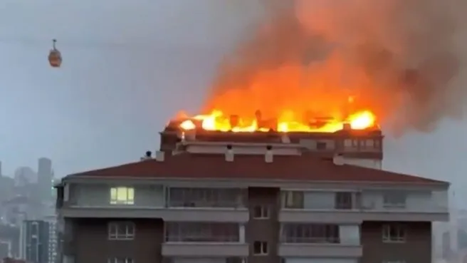 Ankara'da 11 katlı binanın çatısında yangın!
