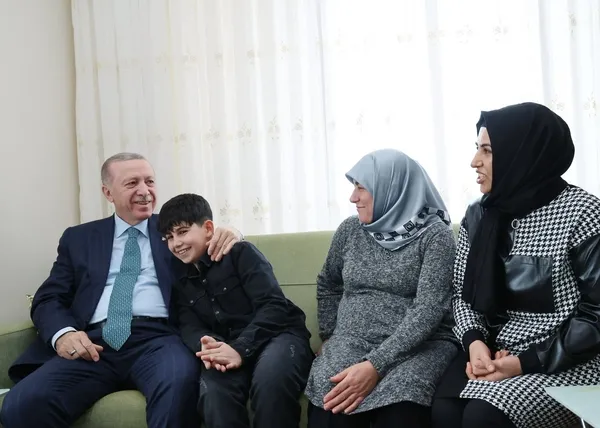 Başkan Erdoğan’dan depremzede aileye anlamlı ziyaret! MHP Lideri Bahçeli de eşlik etti