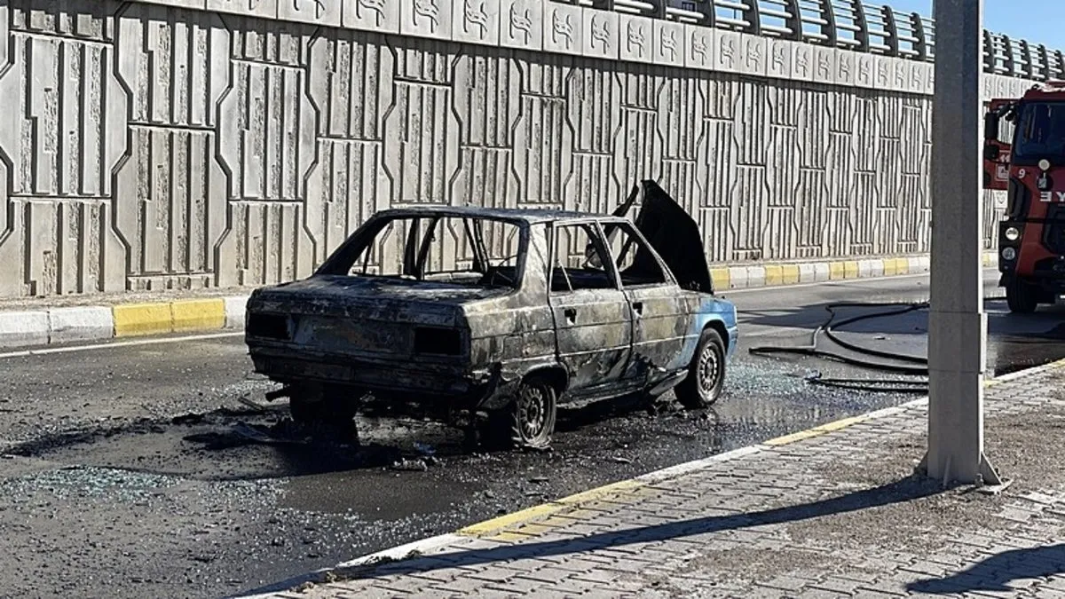 Sivas'ta seyir halindeki otomobil yandı