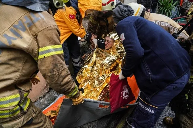 İstanbul’da 2 katlı bina alevlere teslim oldu: İlk önce camlar patladı ardından patlama oldu - 1