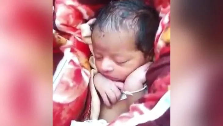 Hindistan’da kan donduran olay! Kız bebeği canlı gömerken yakalandı