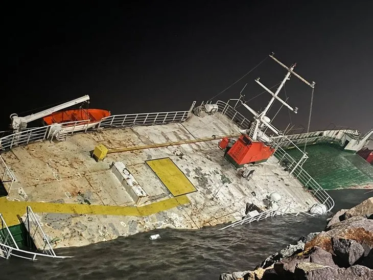 Maltepe sahilinde film sahnelerini aratmayan olay! Fırtına nedeniyle karaya oturan gemi battı