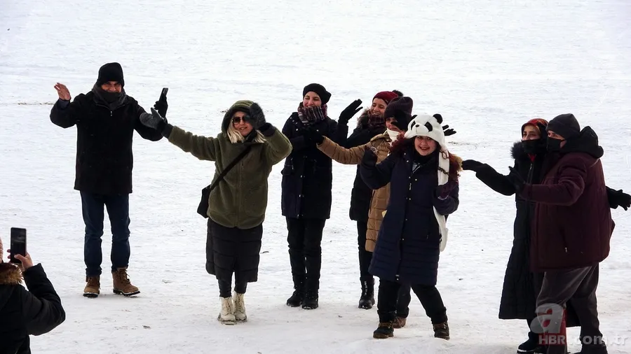 Çıldır Gölü ilgi odağı oldu! Turistler atlı kızağa hayran kaldı 10