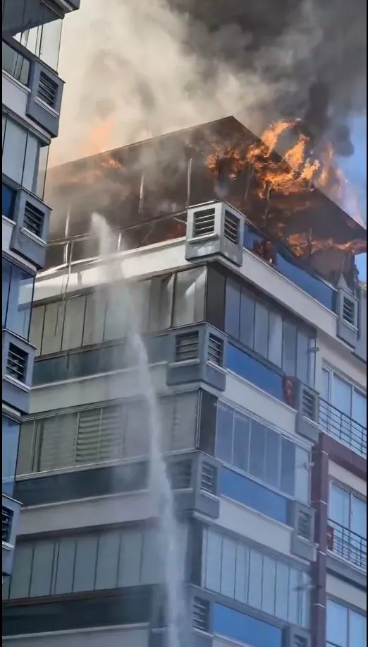 ankarada-7-katli-binanin-teras-katinda-yangin-1711898437400.jpg