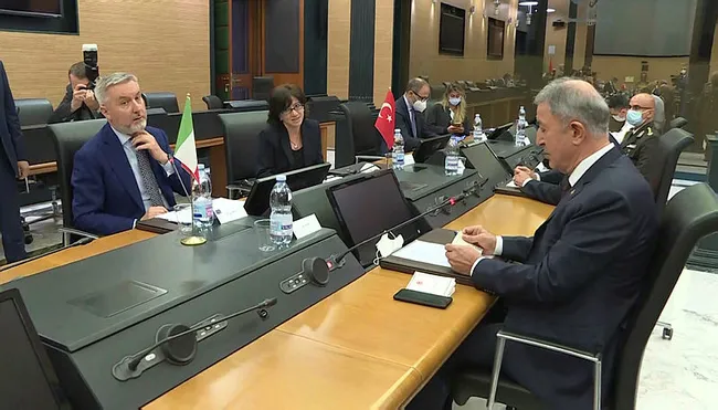 Bakanı Akar İtalya Savunma Bakanı Guerini ile görüştü