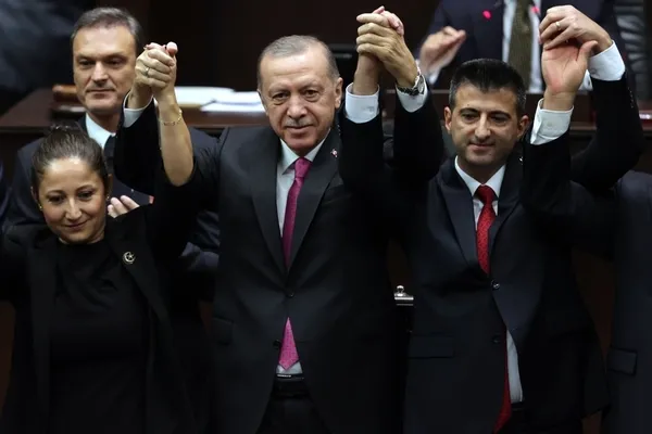 ak-parti-rozeti-takan-mehmet-ali-celebinin-annesi-rukiye-celebi-cok-onurlandim-ogluma-milli-cepheye-gectigi-ic-1666368809743.jpg AK Parti'ye geçen Mehmet Ali Çelebi'nin annesi Rukiye Çelebi: Oğluma milli cepheye geçtiği için haklarımı helal ediyorum - 1