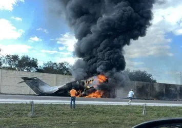 İtalya'da küçük uçak otoyola çakıldı: 2 ölü
