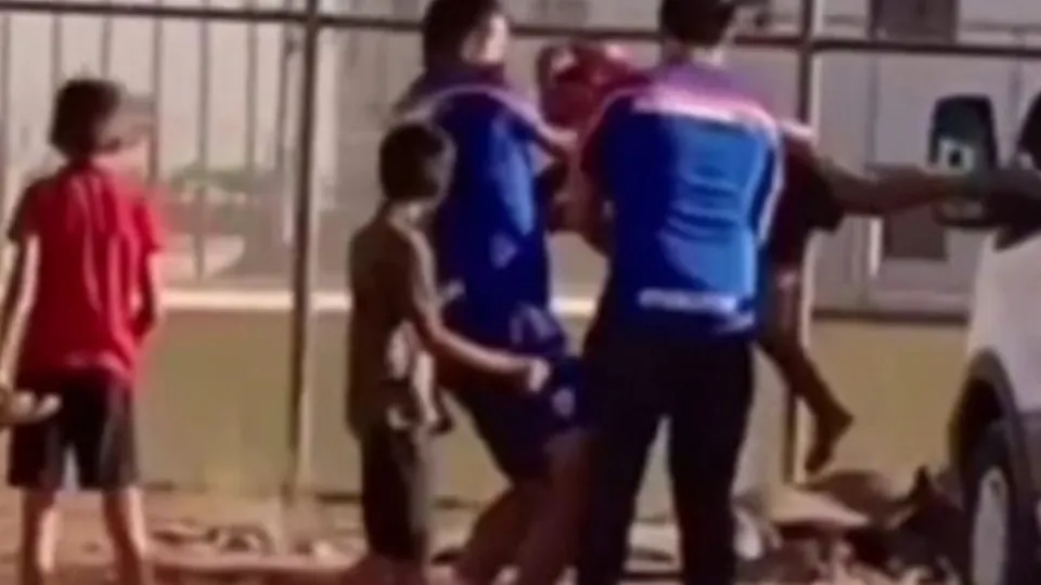 Kavgayı ayırırken öğrenciyi havaya kaldırıp yere düşürdü! Antrenöre gözaltı