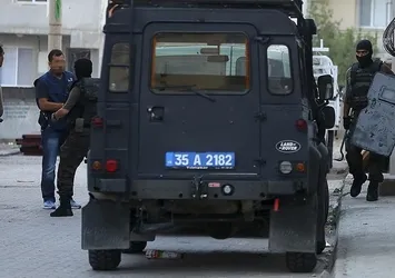 İzmir'de 'PKK-FETÖ' işbirlikçilerine operasyon