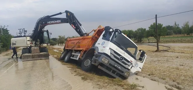 Eskişehir'i sel vurdu: Şiddetli yağmur ilçeleri etkiledi | Ankara-Eskişehir Karayolu ulaşıma kapandı