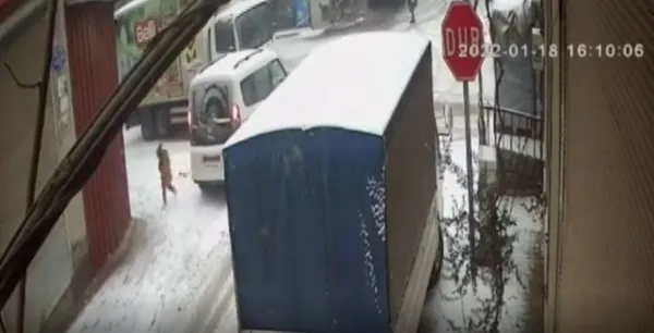 gaziantepte-kucuk-cocuk-saniye-ile-olumden-dondu-o-anlar-kamerada-1642932103187.jpg Gaziantep’te küçük çocuk saniye ile ölümden döndü! O anlar kamerada - 4