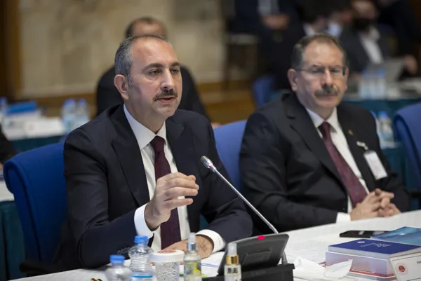 son-dakika-adalet-bakani-abdulhamit-gulden-istihdam-mujdesi-binlerce-personel-alinacak-1637743231598.jpg Son dakika: Adalet Bakanı Abdulhamit Gül'den istihdam müjdesi: Binlerce personel alınacak - 5