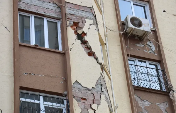 Burası Adana! Güçlendirme beklenen binalarda hayat sürüyorlar: Çok fazla korkmuyoruz - 1
