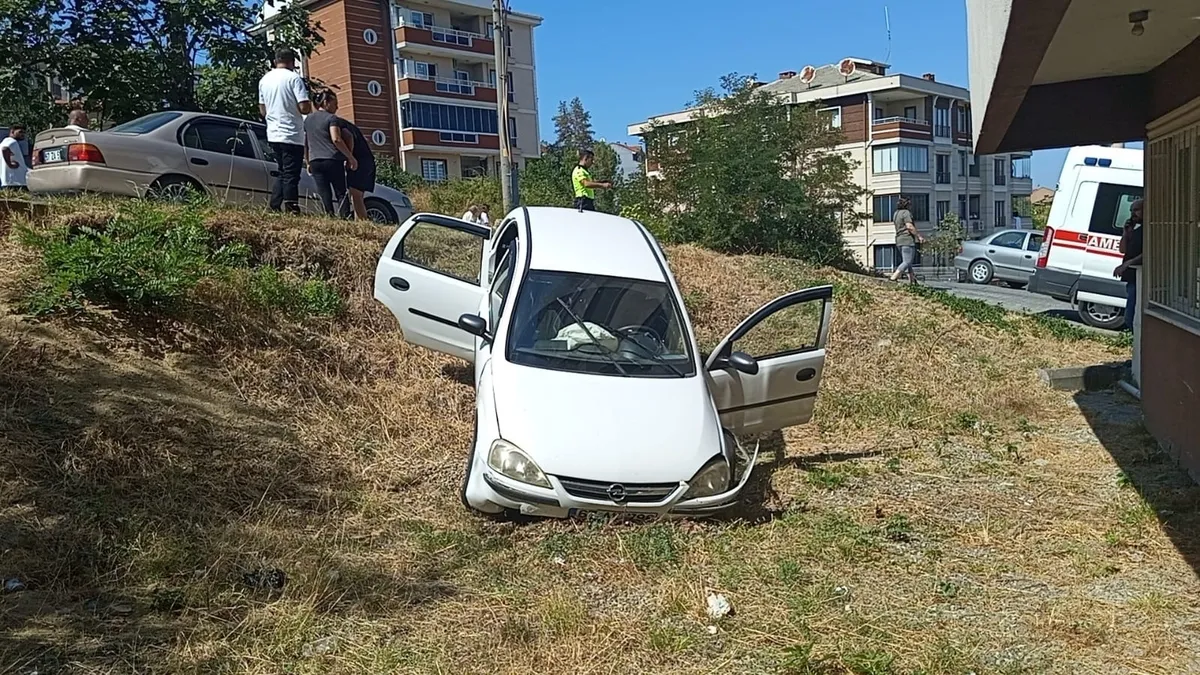 Çaycuma'da iki otomobil çarpışınca araç yoldan çıktı: 1 yaralı