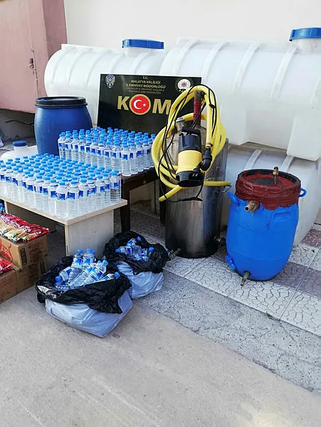 Malatya'da 2 ton sahte içki ele geçirildi - 1