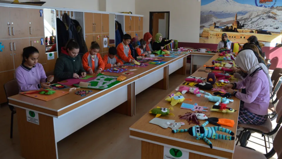 Ağrı'dan deprem bölgesindeki çocuklara oyuncak