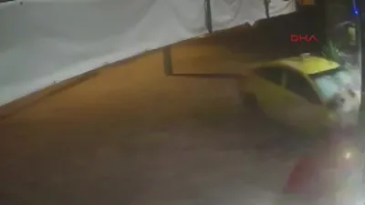 Taksinin iş yerine çarptığı kaza kamerada