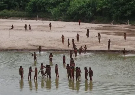 Dünyayla temas kurmamış kabile görüntülendi! Amazon ormanlarında bir ilk 