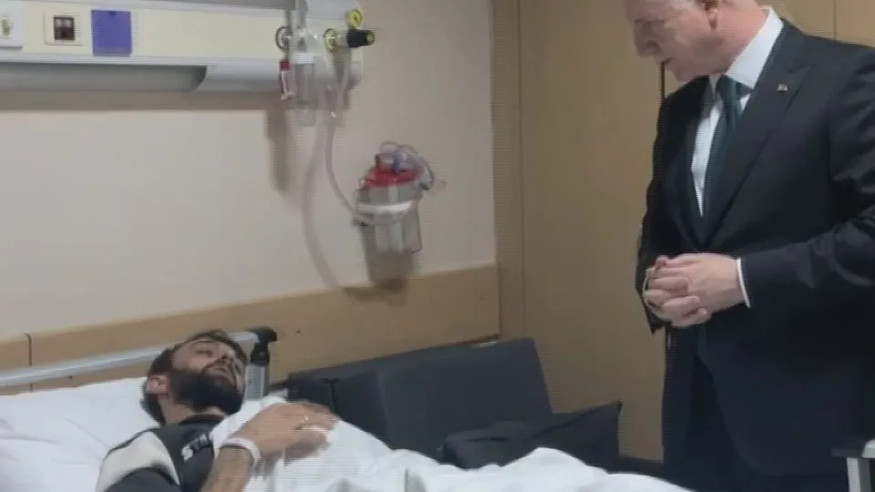 Vali Gül, depremde yaralanan vatandaşları hastanede ziyaret etti