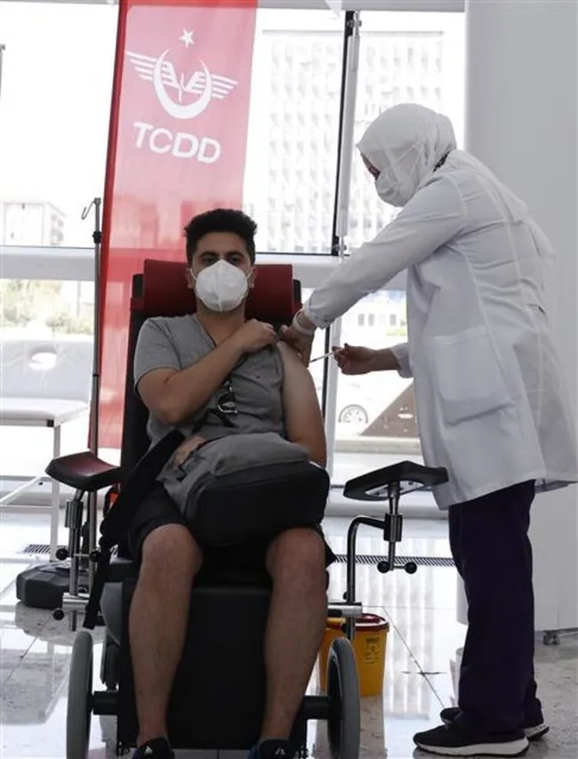 Koronavirüs aşısı vatandaşın ayağına gidiyor! Tren garında aşı uygulama merkezi açıldı