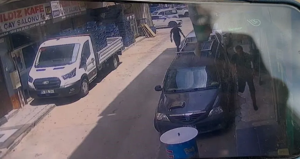 Bursa'da 'yan bakma' kavgası ertesi gün silahlı saldırıya dönüştü: 2 yaralı - 2