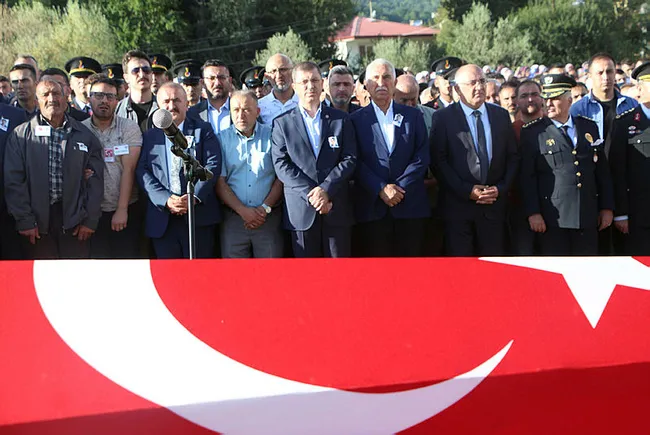 kagithanede-sehit-olan-polis-son-yolculuguna-ugurlandi-naasi-istanbul-emniyet-mudurlugunun-vatan-caddesindeki-1692978148378.jpg Kağıthane'de şehit olan polis memuru Hakan Telli son yolculuğuna uğurlandı