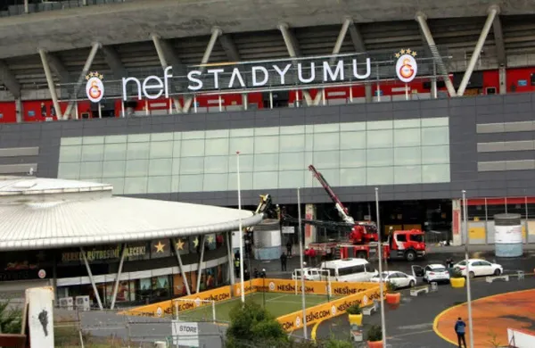Galatasaray NEF Stadı’nda korkutan kaza! Vinç devrildi