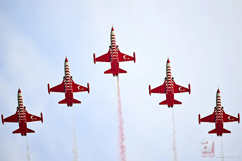 Türk Yıldızları Zafer Bayramı'nda Ankara semalarında 7