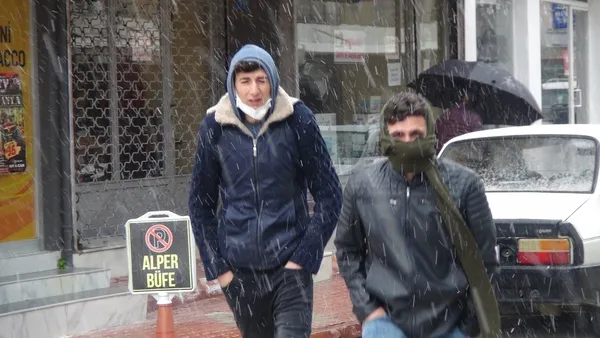 mersinde-7-yilin-ardindan-ilk-defa-kar-yagdi-vatandastan-davullu-zurnali-kutlama-1643107253122.jpg Mersin’de 7 yılın ardından ilk defa kar yağdı! Vatandaştan davullu zurnalı kutlama - 4