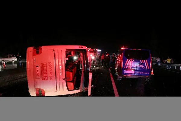 1661456821482.jpg Denizli'de yolcu otobüsü devrildi! Otobüste sıkışanlar var! Çok sayıda yaralı... - 1