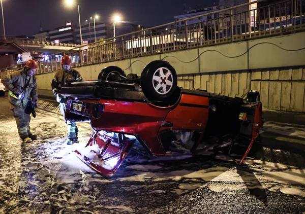 Pendik’te takla atan otomobil yandı: 4 kişi yaralandı - 3