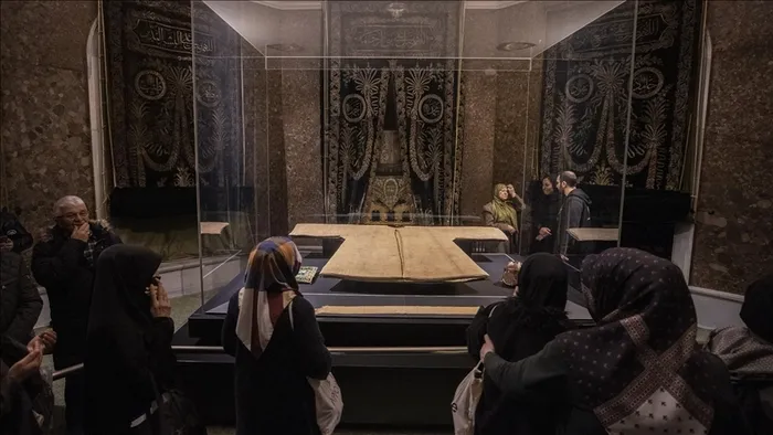 peygamber-askinin-nisanesi-hirka-i-serif-kapilarini-ziyaretcilerine-acti-1771575031733.jpg (foto:ahaber.com.tr)