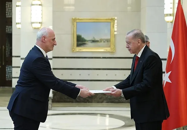 uluslararasi-guven-buyukelcilerden-baskan-erdogana-guven-mektubu-1710257554462.jpeg Uluslararası güven! Büyükelçilerden Başkan Erdoğan'a güven mektubu - 6