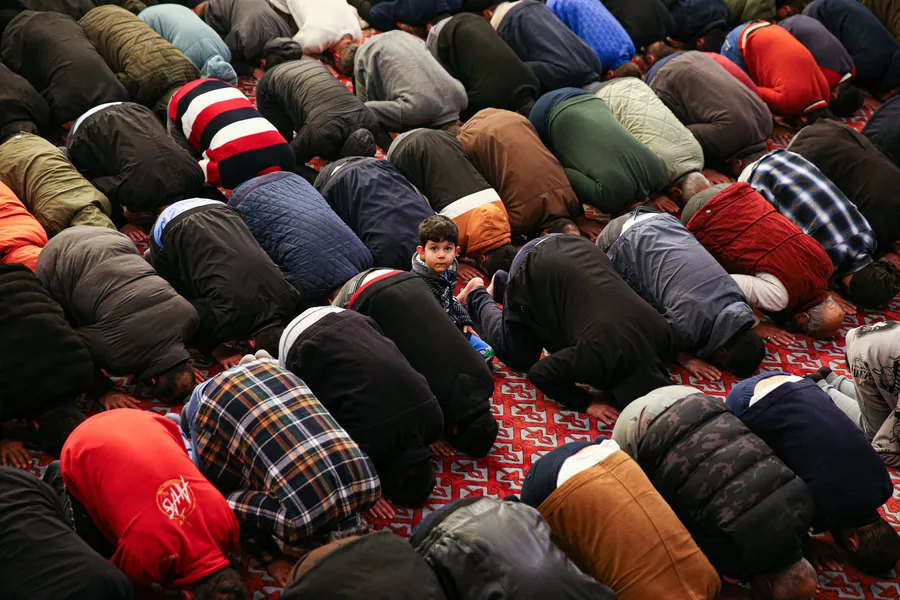 kadir-gecesinde-eller-semaya-acildi-milyonlar-huzurda-bulustu-1773686394601.jpg Kadir Gecesi'nde eller semaya açıldı: Milyonlar huzurda buluştu - 4