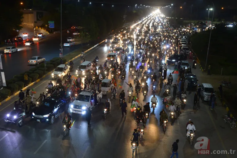 Imran Khan'ın destekçileri Pakistan'da sokağa döküldü! Muhalefete "ABD'nin hainleri" tepkisi 6