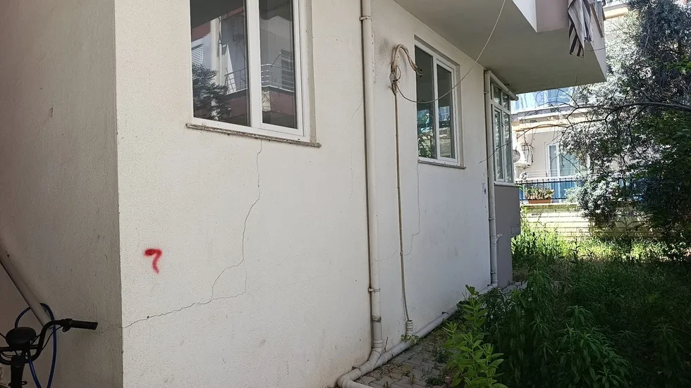 Çatlaklardan ışık görülen apartmanda korku dolu yaşam - 4