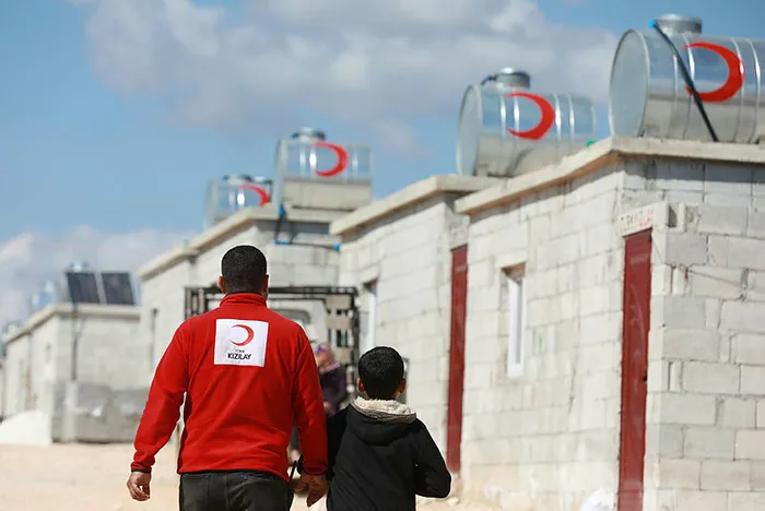 Türk Kızılay’dan İdlib’te çadırda yaşayan Suriyelilere briket ev | Başkan Erdoğan’ın talimatı yerine getirildi