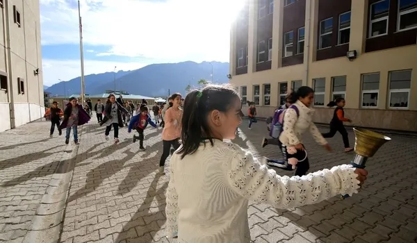 yeni-medeniyette-ilk-ders-zili-caldi-10-okulda-bin-446-ogrenci-siniflarda-yerini-aldi-1666601935642.jpg Yeni Yusufeli'nin okullarında ilk ders zili çaldı! 10 okulda bin 446 öğrenci sınıflarda yerini aldı - 1