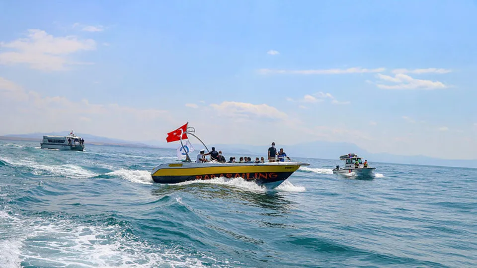 Van Gölü’nde kaybolan tekneyle ilgili son dakika gelişmesi... | Video izle