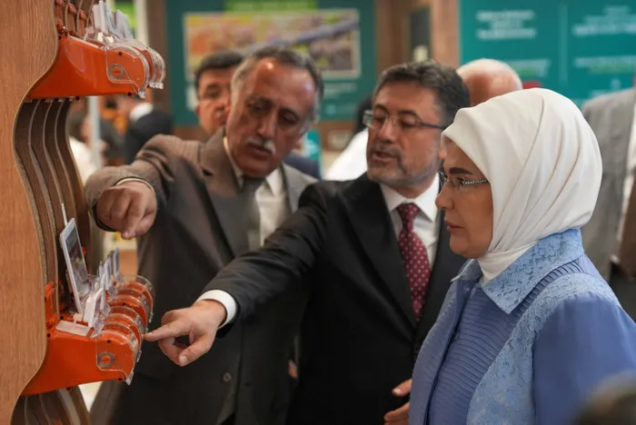 sokak-hayvanlari-duzenlemesi-hukumet-vatandasin-imdadina-yetisti-bakan-ibrahim-yumaklidan-net-mesaj-cozulecek-1721818202349.jpg Başkan Recep Tayyip Erdoğan'ın eşi Emine Erdoğan ʺTarım Kredi Sıfır Marketiʺni ziyaret etti