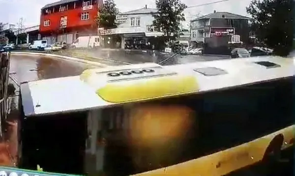 Sultanbeyli’de yolcu dolu İETT otobüsü kayarak kaldırıma çıktı! Korku dolu anlar kamerada - 1