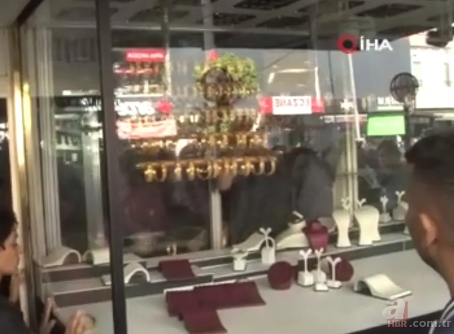 Kuyumcu altınları alıp sırra kadem bastı! Müşteriler dükkanı yağmalamaya çalıştı 8