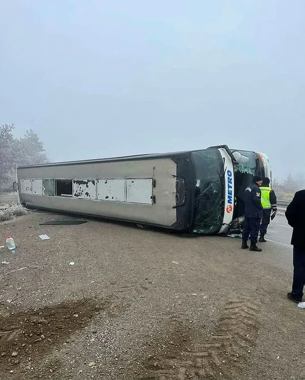 ankarada-otobus-devrildi-8-yarali-1672736799634.jpg Ankara'da otobüs devrildi: 8 yaralı - 1