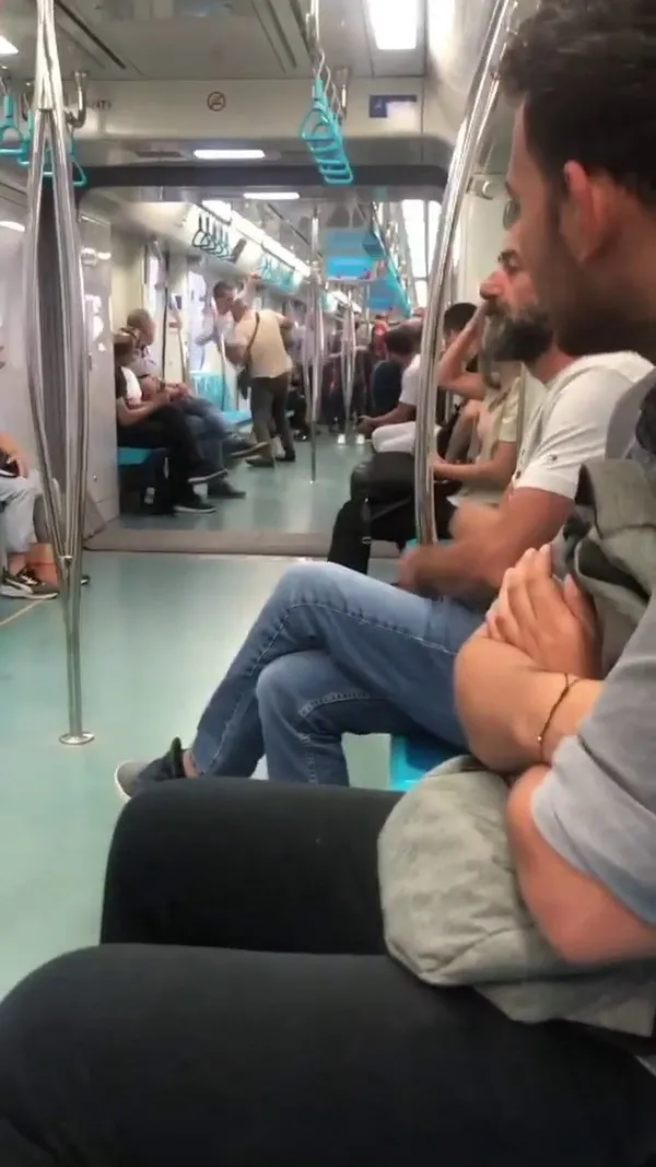 istanbulda-cikan-kavga-gorenleri-soke-etti-er-meydaninda-guresir-gibi-kavga-ettiler-1658398772967.jpg İstanbul’da çıkan kavga görenleri şoke etti! Er meydanında güreşir gibi kavga ettiler - 5