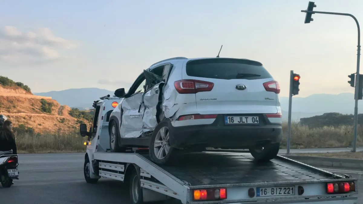 Bursa'da takla atan otomobil karşı şeride daldı: 2 yaralı