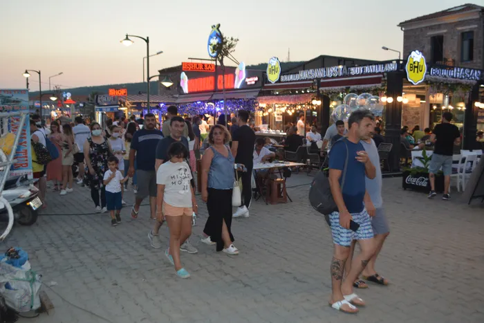 Ayvalık’ta bayram yoğunluğu: Cunda Adası doldu taştı! Giriş yolu 4 saat kapatıldı - 1