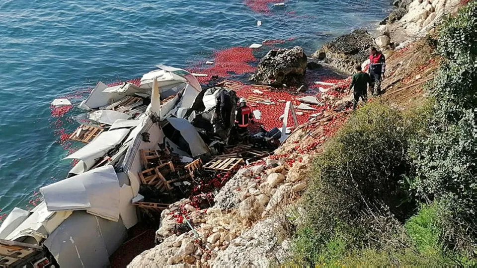 Mersin’de domates yüklü TIR denize uçtu