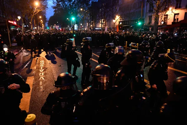 Fransa sokakları yangın yeri: Ülke genelinde artan İslamofobi protesto edildi