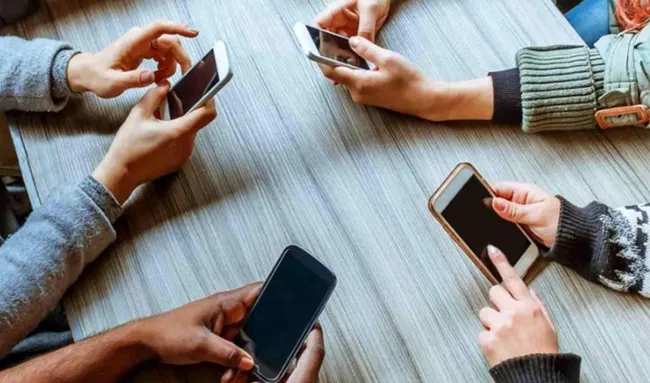 putinden-flas-karar-tum-akilli-telefonlara-rus-yazilimlari-yuklenip-satilacak-1617356945294.jpg Putin'den flaş karar! Tüm akıllı telefonlara Rus yazılımları yüklenip satılacak - 1